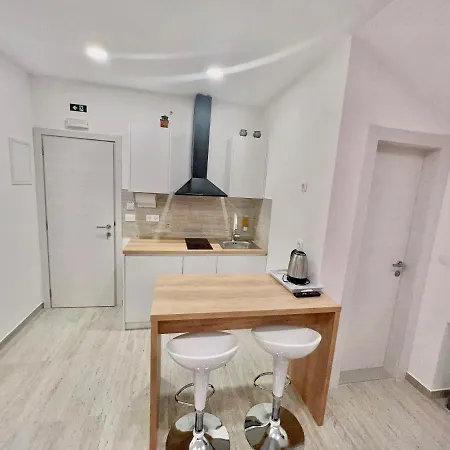 Apartment Jelena 5 *